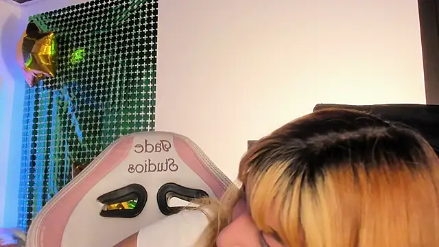 Snapshot of adhalee_js chatting on March 2026 09:40:02 PM adhalee js online show from March 2026 09:40:02 PM