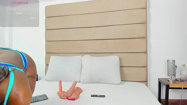 Snapshot of ely_brown_ chatting on March 2026 03:43:01 AM ely brown online show from March 2026 03:43:01 AM