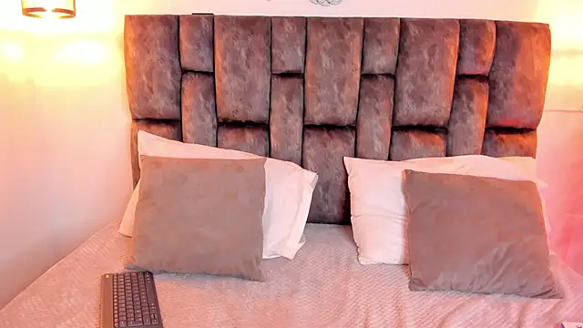 kris kane1 online show from February 2026 07:01:01 PM