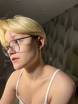 Snapshot of LuunaDorean chatting on January 2026 11:52:02 PM LuunaDorean online show from January 2026 11:52:02 PM