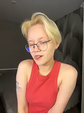 Snapshot of LuunaDorean chatting on February 2026 11:58:02 PM LuunaDorean online show from February 2026 11:58:02 PM