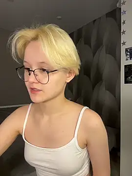 Snapshot of LuunaDorean chatting on February 2026 10:04:02 PM LuunaDorean online show from February 2026 10:04:02 PM