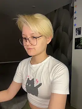 Snapshot of LuunaDorean chatting on February 2026 10:30:01 AM LuunaDorean online show from February 2026 10:30:01 AM