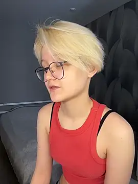 Snapshot of LuunaDorean chatting on February 2026 07:58:02 AM LuunaDorean online show from February 2026 07:58:02 AM