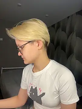 Snapshot of LuunaDorean chatting on February 2026 06:20:02 AM LuunaDorean online show from February 2026 06:20:02 AM