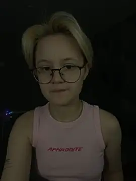 Snapshot of LuunaDorean chatting on February 2026 07:21:01 PM LuunaDorean online show from February 2026 07:21:01 PM