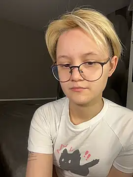 Snapshot of LuunaDorean chatting on February 2026 11:23:02 PM LuunaDorean online show from February 2026 11:23:02 PM