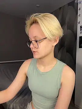 Snapshot of LuunaDorean chatting on February 2026 06:31:02 AM LuunaDorean online show from February 2026 06:31:02 AM