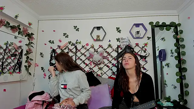 Snapshot of playful-girls chatting on February 2026 12:32:01 PM playful-girls online show from February 2026 12:32:01 PM