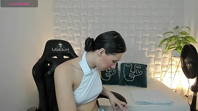 Snapshot of valeryn__rosse chatting on April 2026 02:17:02 AM valeryn rosse online show from April 2026 02:17:02 AM