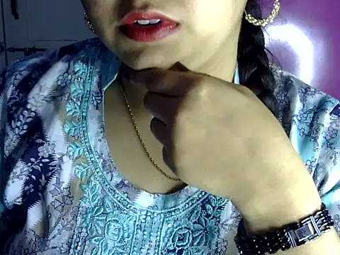 Cute Aliyaa online show from July 2026 01:37:01 PM