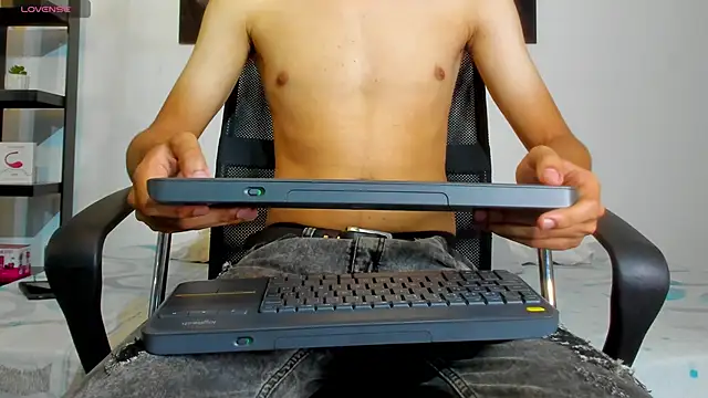 Snapshot of milo_cruz_ chatting on April 2026 12:32:01 PM milo cruz online show from April 2026 12:32:01 PM