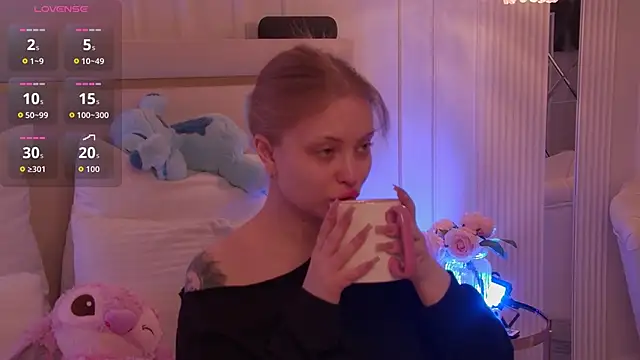 Snapshot of MollyHilton chatting on February 2026 03:04:01 AM MollyHilton online show from February 2026 03:04:01 AM