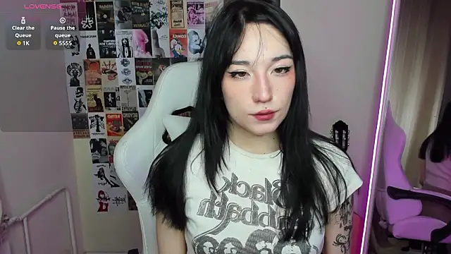 Snapshot of AliceeinWonderlanddd chatting on February 2026 01:33:01 AM AliceeinWonderlanddd online show from February 2026 01:33:01 AM