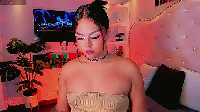 Maia Hotts online show from July 2026 08:05:01 PM
