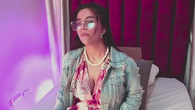 VaiaLowell online show from February 2026 07:03:02 PM