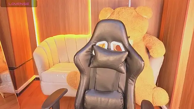 Snapshot of Alina_b_ chatting on February 2026 12:56:02 PM Alina b online show from February 2026 12:56:02 PM