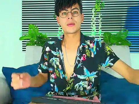 ThiiagoSaeenz online show from February 2026 03:11:01 AM