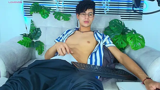 ThiiagoSaeenz online show from May 2026 05:28:01 PM
