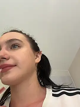 Snapshot of MiaTee chatting on March 2026 03:44:01 AM MiaTee online show from March 2026 03:44:01 AM