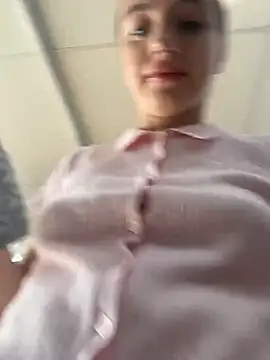 Snapshot of MiaTee chatting on April 2026 01:58:01 AM MiaTee online show from April 2026 01:58:01 AM