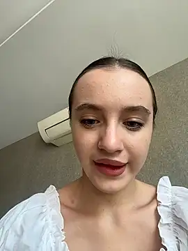 Snapshot of MiaTee chatting on April 2026 02:00:02 AM MiaTee online show from April 2026 02:00:02 AM