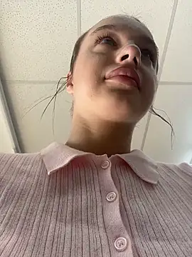 Snapshot of MiaTee chatting on April 2026 02:05:01 AM MiaTee online show from April 2026 02:05:01 AM