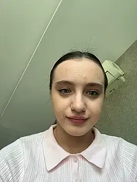 Snapshot of MiaTee chatting on April 2026 01:56:01 AM MiaTee online show from April 2026 01:56:01 AM