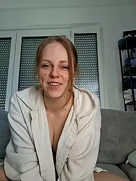 Snapshot of Larifari0406 chatting on March 2026 01:28:01 PM Larifari0406 online show from March 2026 01:28:01 PM