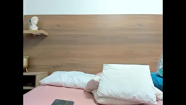 luz-miiaa online show from February 2026 12:01:02 PM