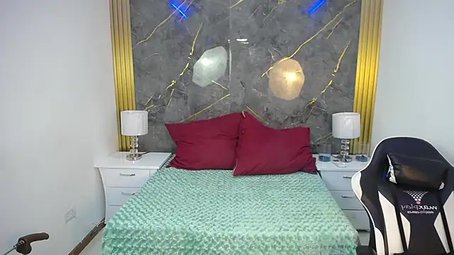 JORDAN MOOR online show from April 2026 12:17:02 PM