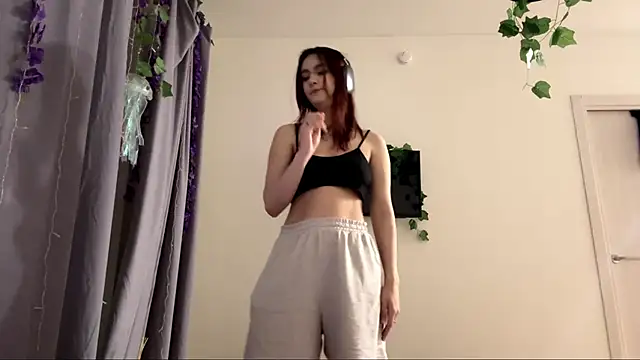 Snapshot of LunaMacky chatting on February 2026 12:11:01 AM LunaMacky online show from February 2026 12:11:01 AM