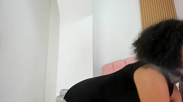 lara spaark online show from February 2026 07:23:01 PM