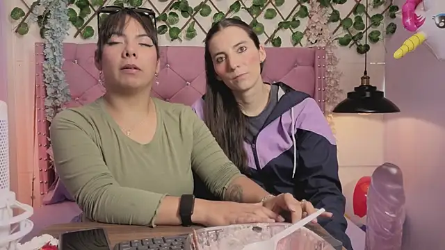 Valkiria-and-Dione online show from April 2026 07:58:02 PM