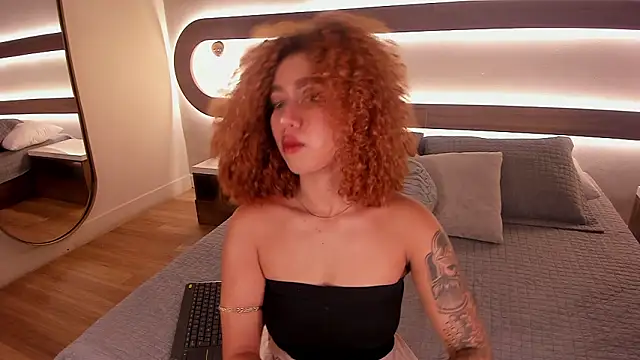 Snapshot of Sienna_brunette chatting on February 2026 12:20:01 PM Sienna brunette online show from February 2026 12:20:01 PM