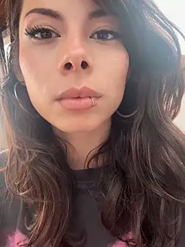 Isalove99 online show from March 2026 06:33:01 PM