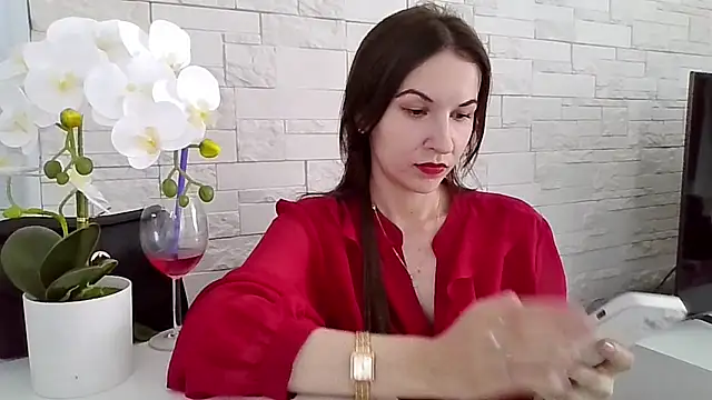 JuliaLovely online show from June 2026 01:43:01 PM