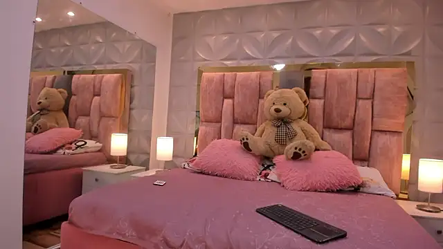 Paris Velvet online show from March 2026 11:22:02 PM