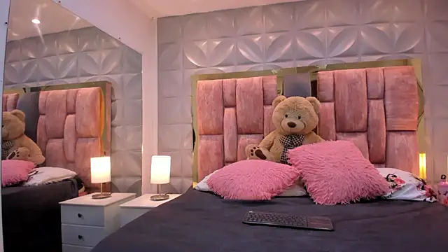 Paris Velvet online show from April 2026 10:45:02 PM