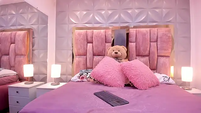 Paris Velvet online show from April 2026 10:33:02 PM