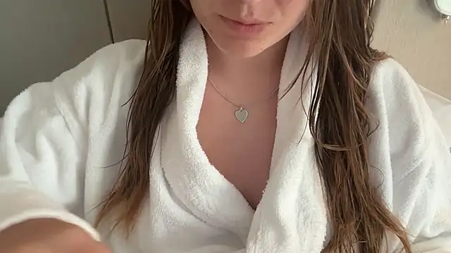 Lucyschickt online show from July 2026 02:46:01 PM