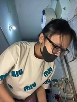 Snapshot of Leeeiuu chatting on February 2026 02:59:02 PM Leeeiuu online show from February 2026 02:59:02 PM