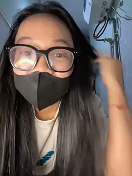 Snapshot of Leeeiuu chatting on February 2026 05:17:02 PM Leeeiuu online show from February 2026 05:17:02 PM