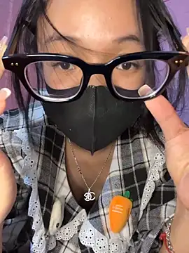 Snapshot of Leeeiuu chatting on February 2026 01:44:02 PM Leeeiuu online show from February 2026 01:44:02 PM