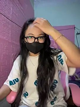 Snapshot of Leeeiuu chatting on February 2026 12:17:01 PM Leeeiuu online show from February 2026 12:17:01 PM