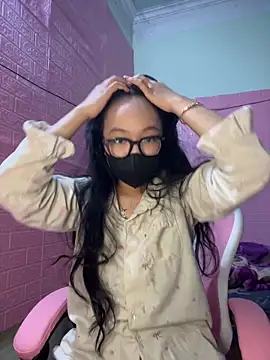 Snapshot of Leeeiuu chatting on February 2026 12:57:02 PM Leeeiuu online show from February 2026 12:57:02 PM