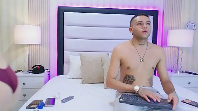 Snapshot of CristalAndDeimon chatting on February 2026 03:43:01 AM CristalAndDeimon online show from February 2026 03:43:01 AM