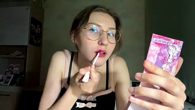 Snapshot of Miaaa_Moon chatting on May 2026 07:31:01 PM Miaaa Moon online show from May 2026 07:31:01 PM