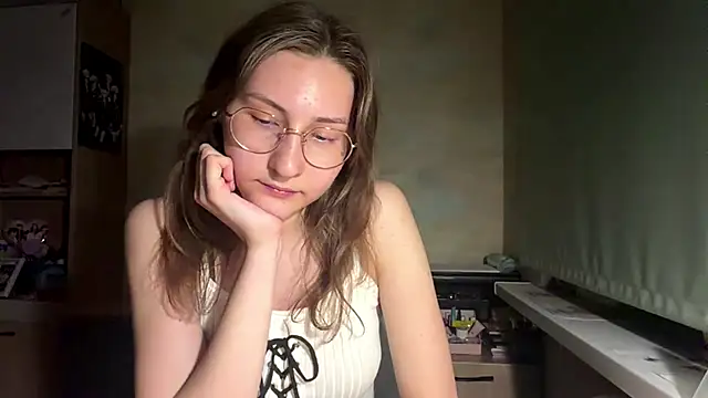 Snapshot of Miaaa_Moon chatting on May 2026 06:26:04 PM Miaaa Moon online show from May 2026 06:26:04 PM