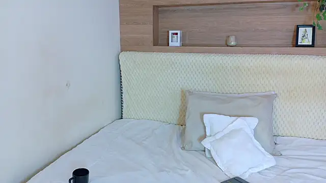 Snapshot of VioletBloomm chatting on February 2026 12:04:01 PM VioletBloomm online show from February 2026 12:04:01 PM